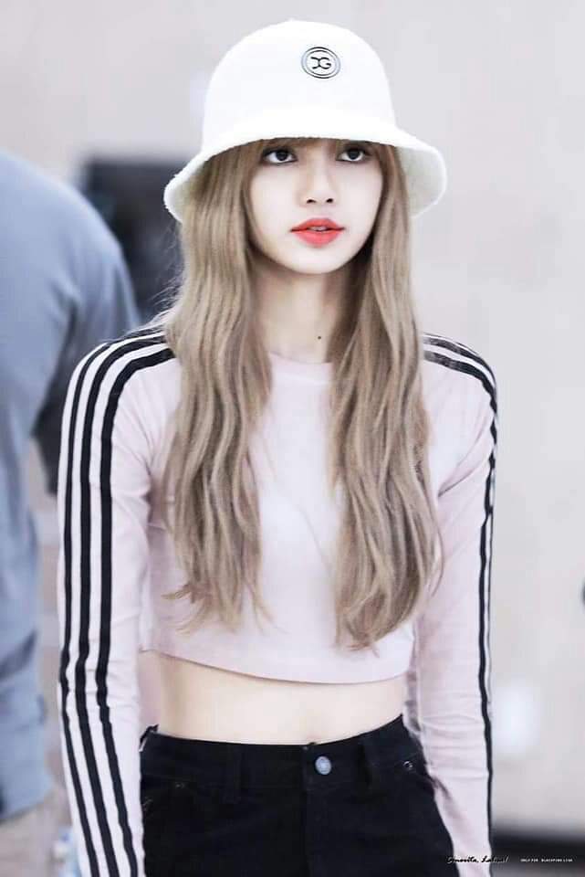 My LISA the airport fashion queen. 👑 👑 | Lalisa Manoban Amino