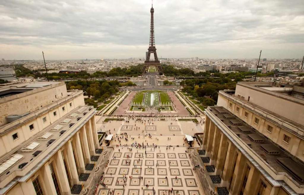 В париже в первые. La Tour Eiffel et Trocadero. Исторический Париж. История Парижа. Основатель Парижа.