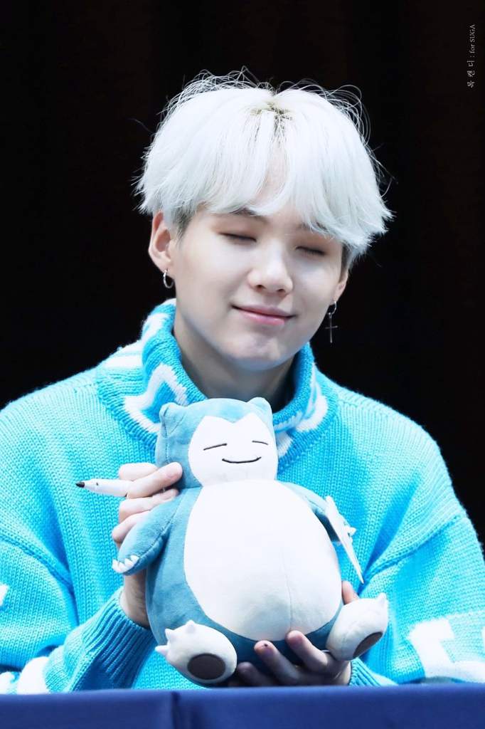 Los mejores deseos en tu cumpleaños Min Yoongi porque me haces feliz ...