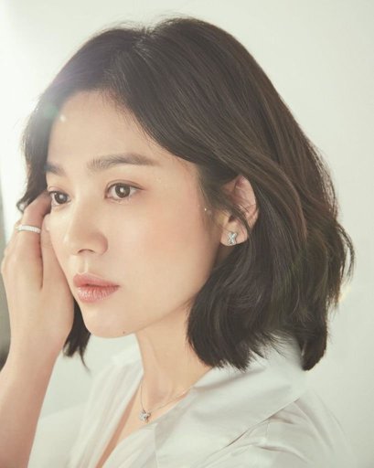 Song Hye Kyo Makes Maximum Statement In Minimalist Chaumet Jewelry