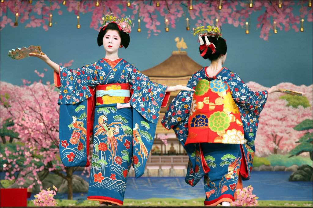 Люди в кимоно