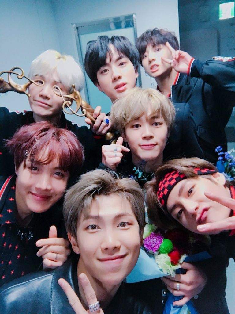 Group photos make me happy 💜🙌 | BTS Amino