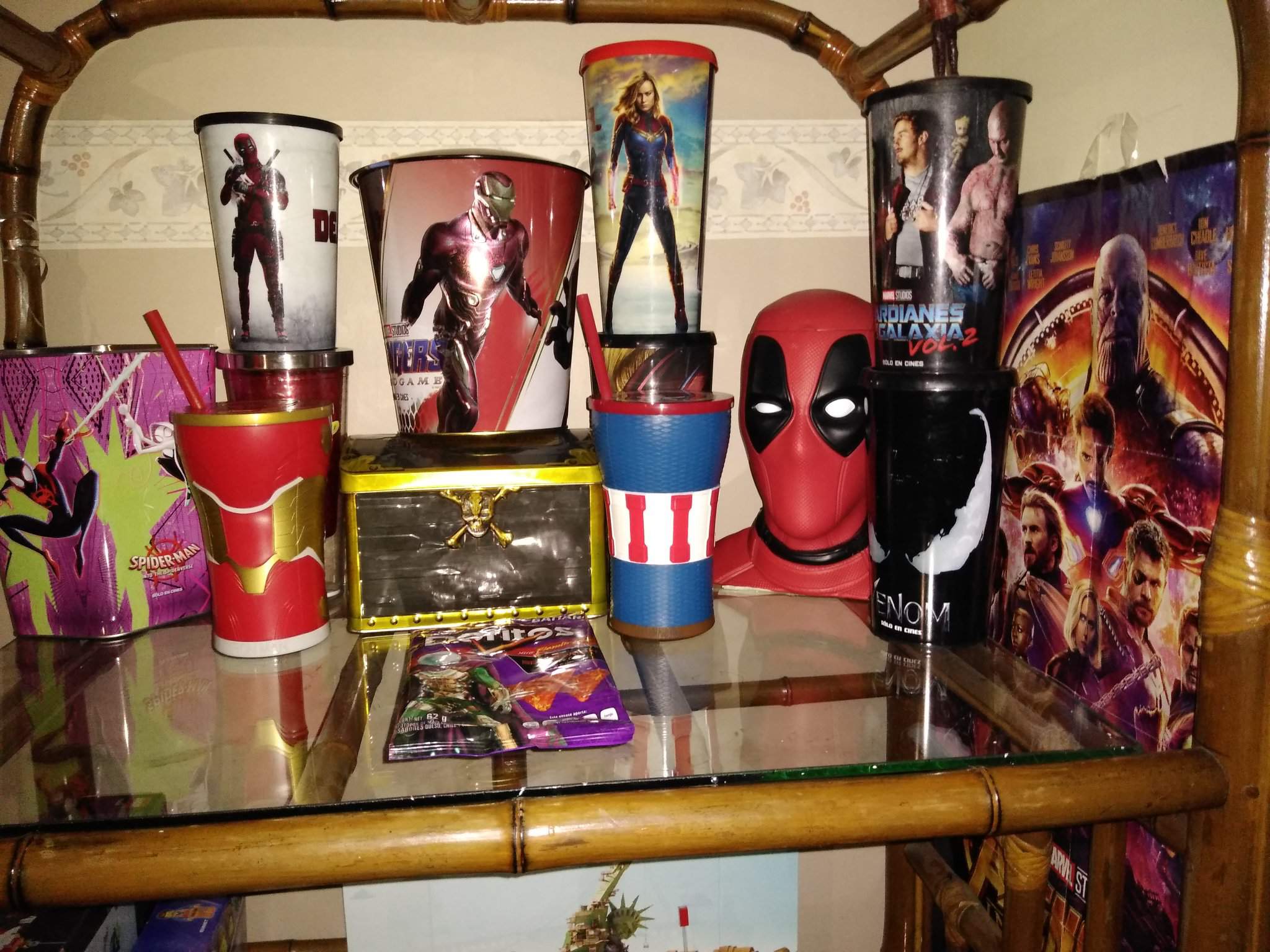 Mi pequeña colección de vasos y palomeras de Cinemex y Cinépolis y umos  Doritos de spiderman fram from home a qué habrán tazos | •Cómics• Amino