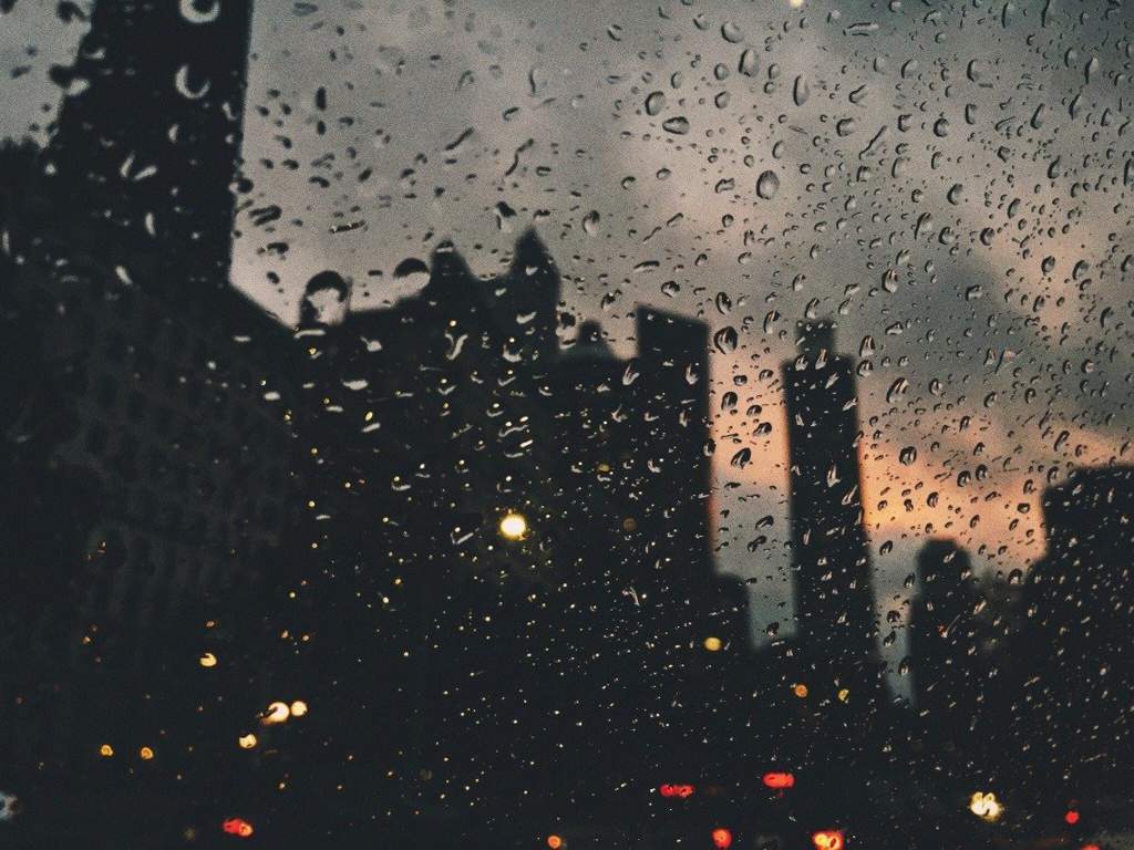 Я очень люблю дождь. 