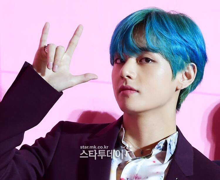 4. Taehyung's blue hair and its impact on fans' reactions to "Persona" - wide 5