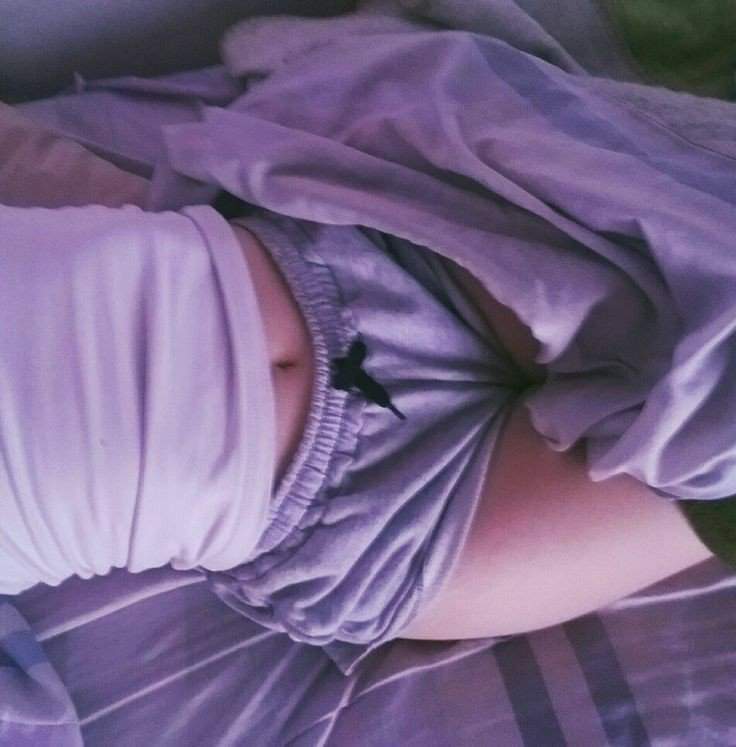 Девушка в пижаме на кровати без лица