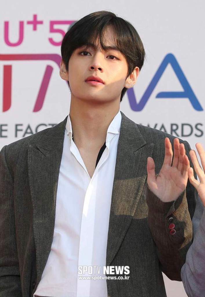 Taehyung at the Fact Music Awards RED CARPET 🖤 | Kim Taehyung Amino