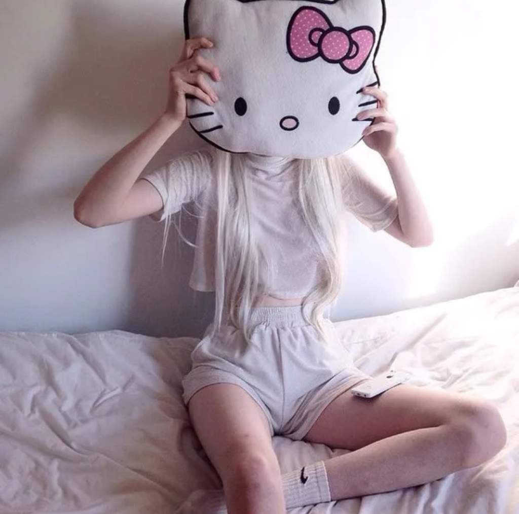 Hello kitty girl. Няшные фоточки. Хеллоу Китти девушка. Топовые девушки с ушками. Милые сохраненки для девочек.