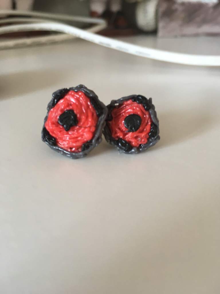 DIY Сережки и значек Леди баг из 3D ручки-[I]Доброго времени суток 😁 Сегодня я решила сделать значок Леди баг а вчера серёжки