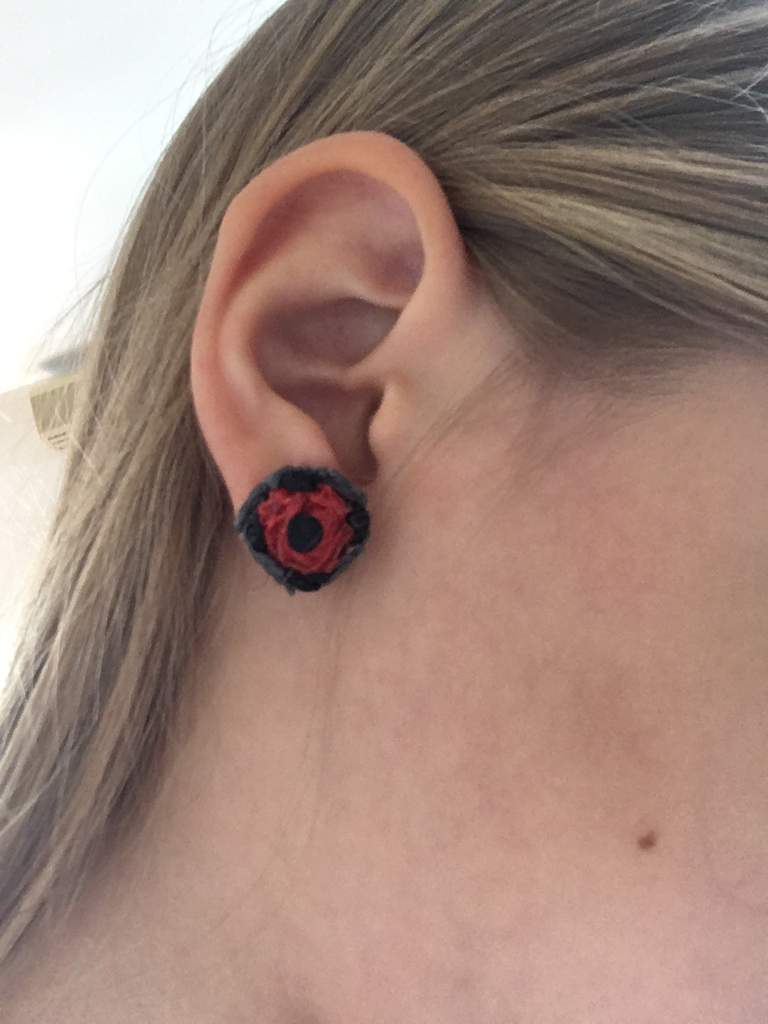 DIY Сережки и значек Леди баг из 3D ручки-[I]Доброго времени суток 😁 Сегодня я решила сделать значок Леди баг а вчера серёжки