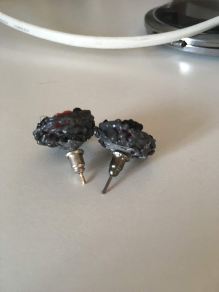 DIY Сережки и значек Леди баг из 3D ручки-[I]Доброго времени суток 😁 Сегодня я решила сделать значок Леди баг а вчера серёжки