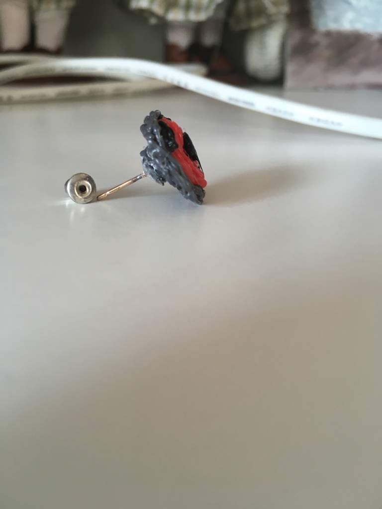 DIY Сережки и значек Леди баг из 3D ручки-[I]Доброго времени суток 😁 Сегодня я решила сделать значок Леди баг а вчера серёжки