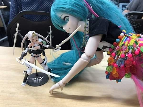 Miku fighting anime figure.