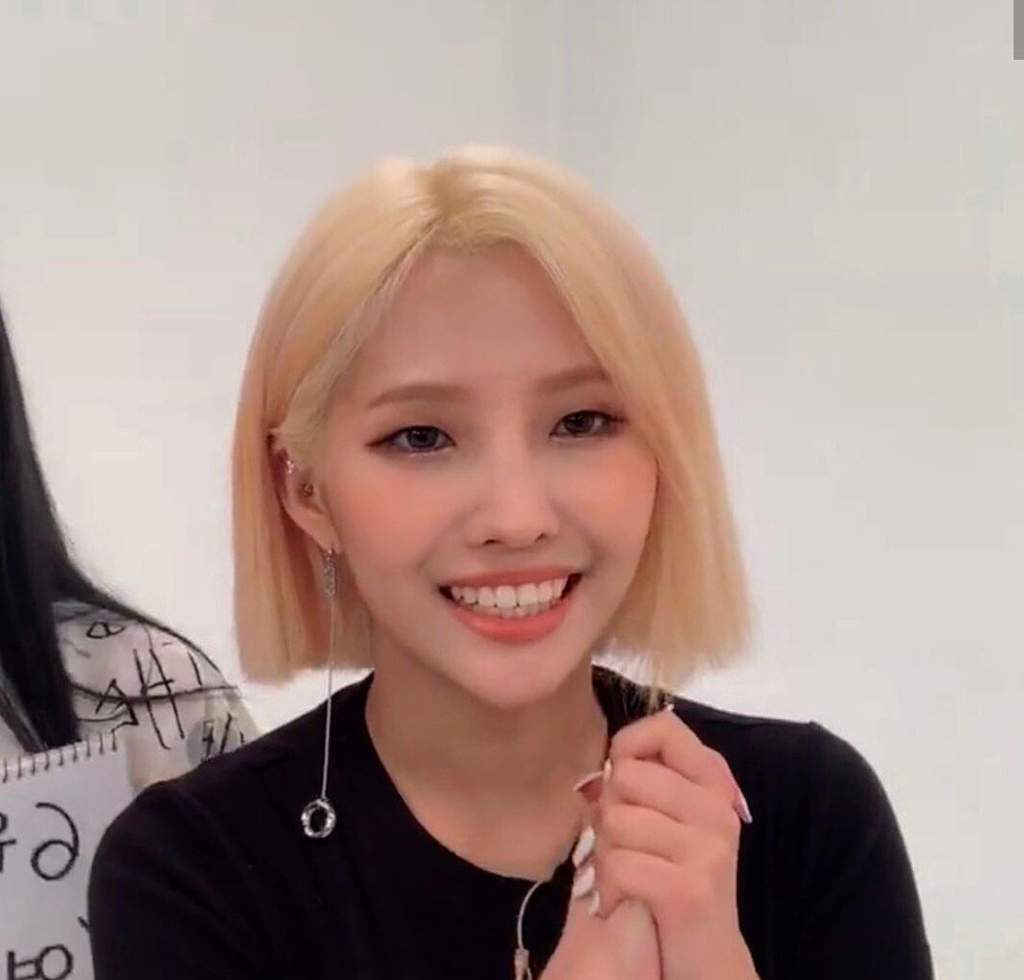 Soyeon With Short Blonde Hair G I Dle 여자 아이들 Amino