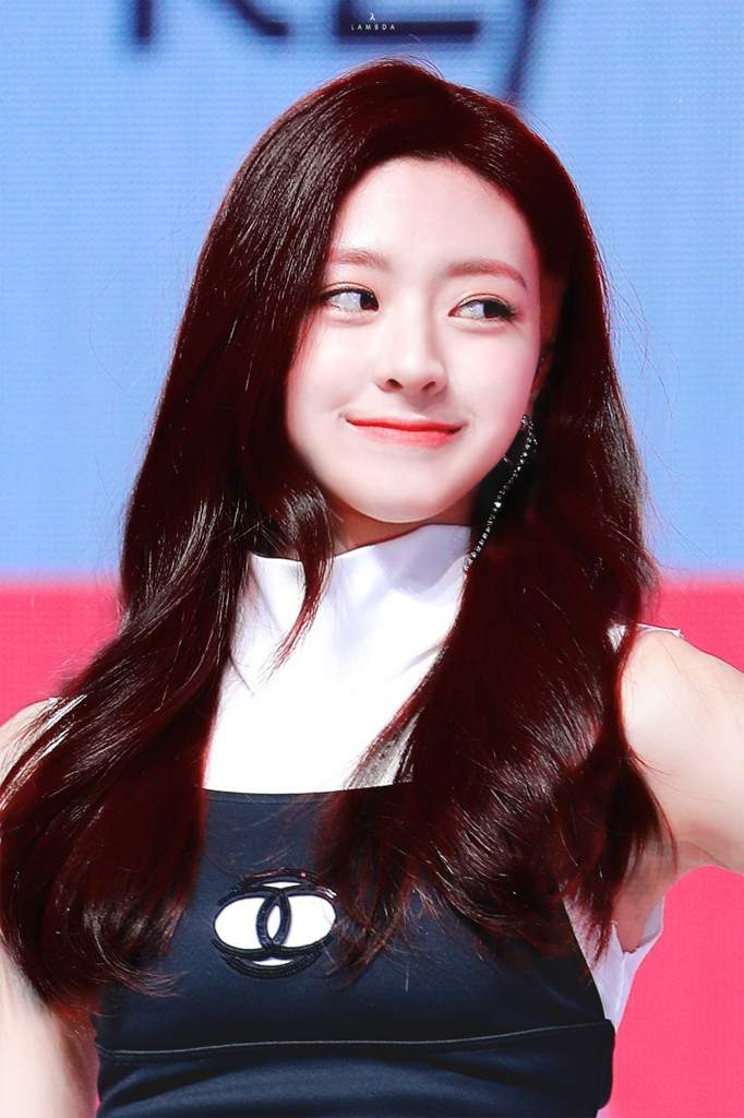 Different hair colors of Yuna | ITZY (있지) Amino