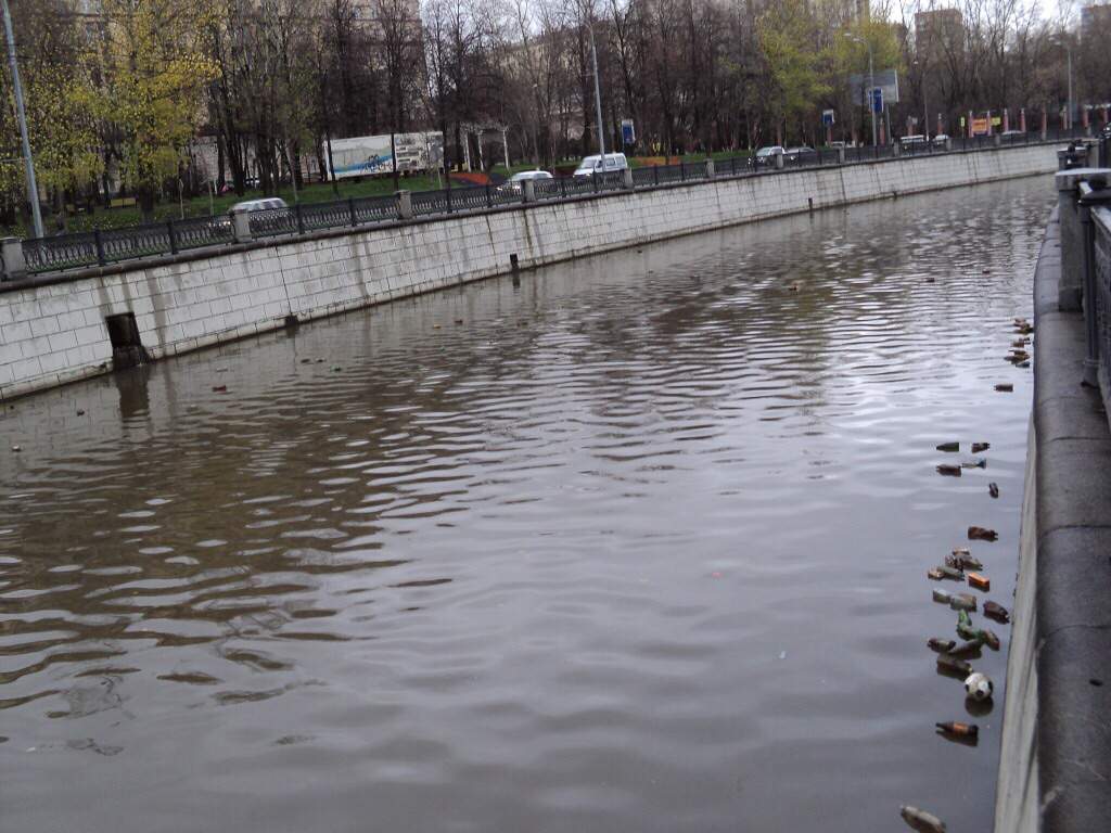 5 рек москвы. Москва река грязная. Москва река грязная вода. Река с мусором Яуза. Загрязнение Москвы реки.