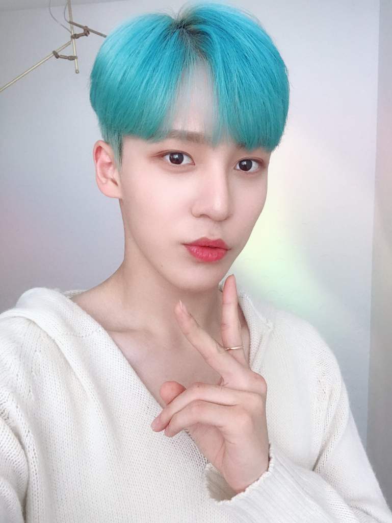 Yunho Looks Good With Blue Hair Wiki Ateez 에이티즈 Amino Amino 8483