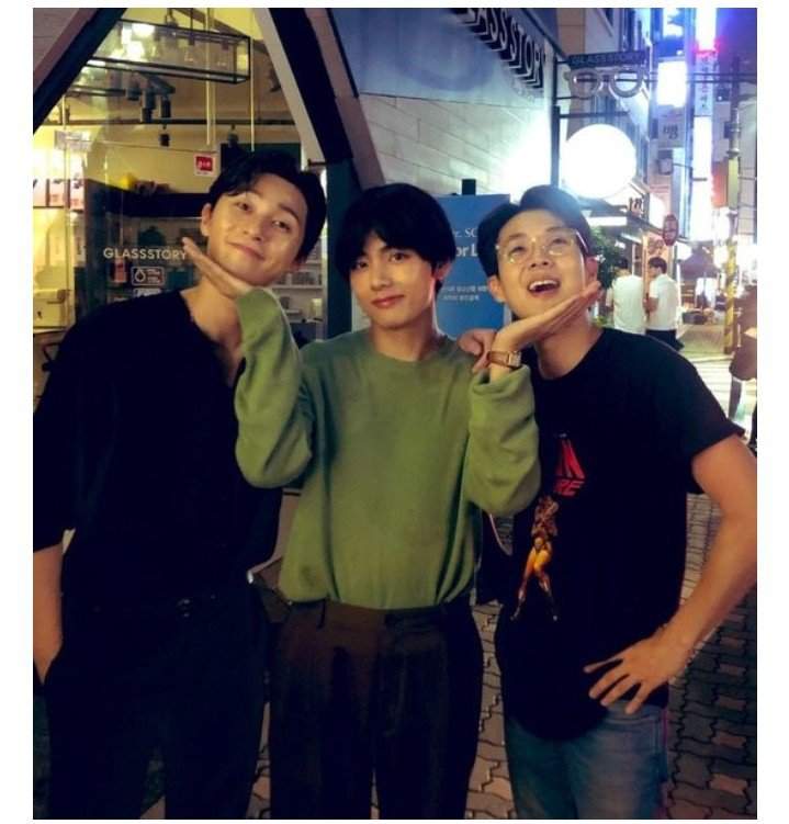 BTS V is stunning in warm photo with Park Seo Joon and Choi Woo Shik ...