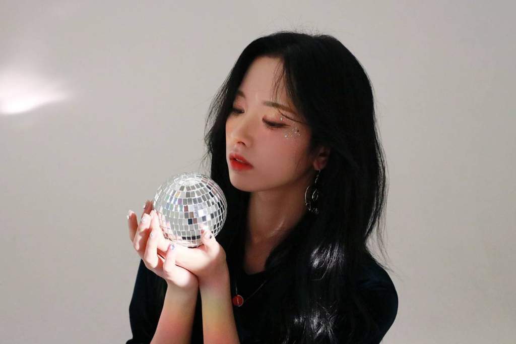 Bona Looking Stunning On The Photoshoot Cosmic Girls Wjsn Amino Amino