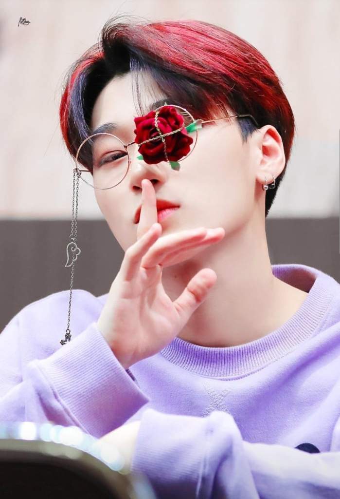 Resultado de imagem para san flower glasses ateez"