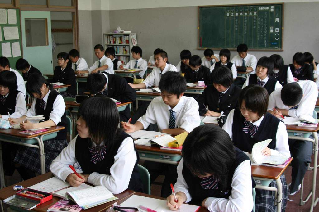 Японские старшие школы. Старшая школа в Японии. Образование в Японии средняя школа. Школа в Японии средняя школа. Ученики средней школы в Японии.