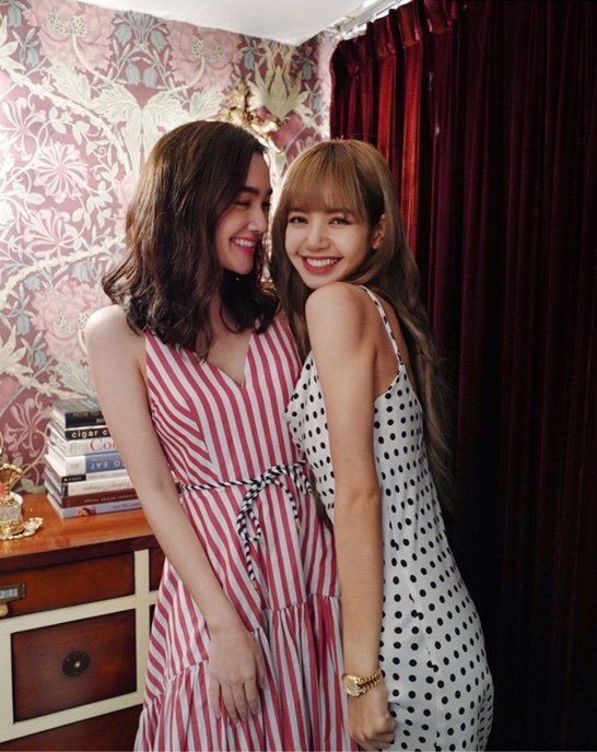 Lisa with her friends in Thailand || Day 1 | Lalisa Manoban Amino