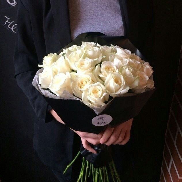 Букет цветов фото реальное в руках. Букет роз в руках. Белые розы в руках. Белые розы в руках у девушки. Белые розы в черной упаковке.
