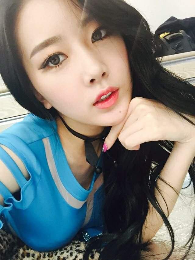 Mina model kim Shin Min