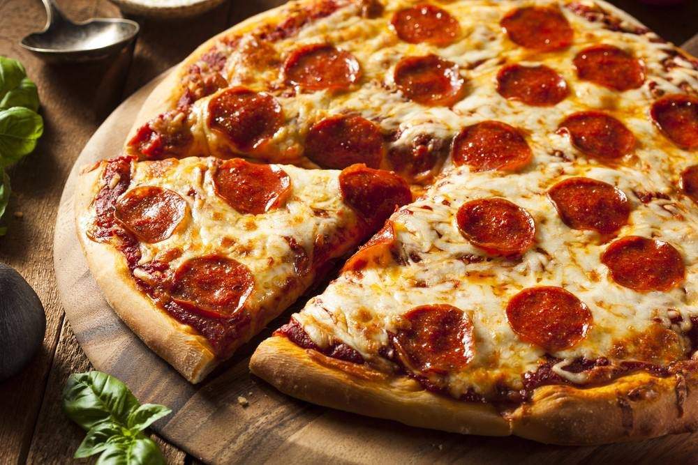 تعود أصول البيتزا إلى إيطاليا فهي أكلة من ضمن المأكولات الإيطالية الشهية والمميزة، ومن المعلوم أن للبيتزا السريعة أنواع كثيرة وكل نوع يتميز بنكهة ومذاق مختلف، والبيتزا هي الوجبة المفضلة للكبار قبل الصغار .