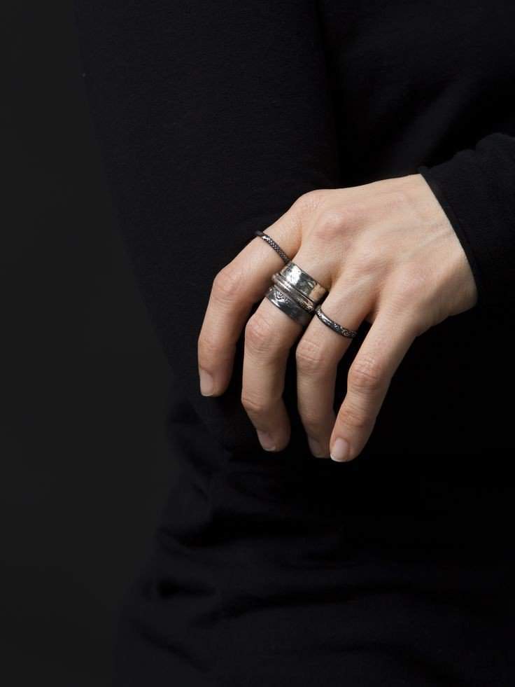 Черное кольцо на руке