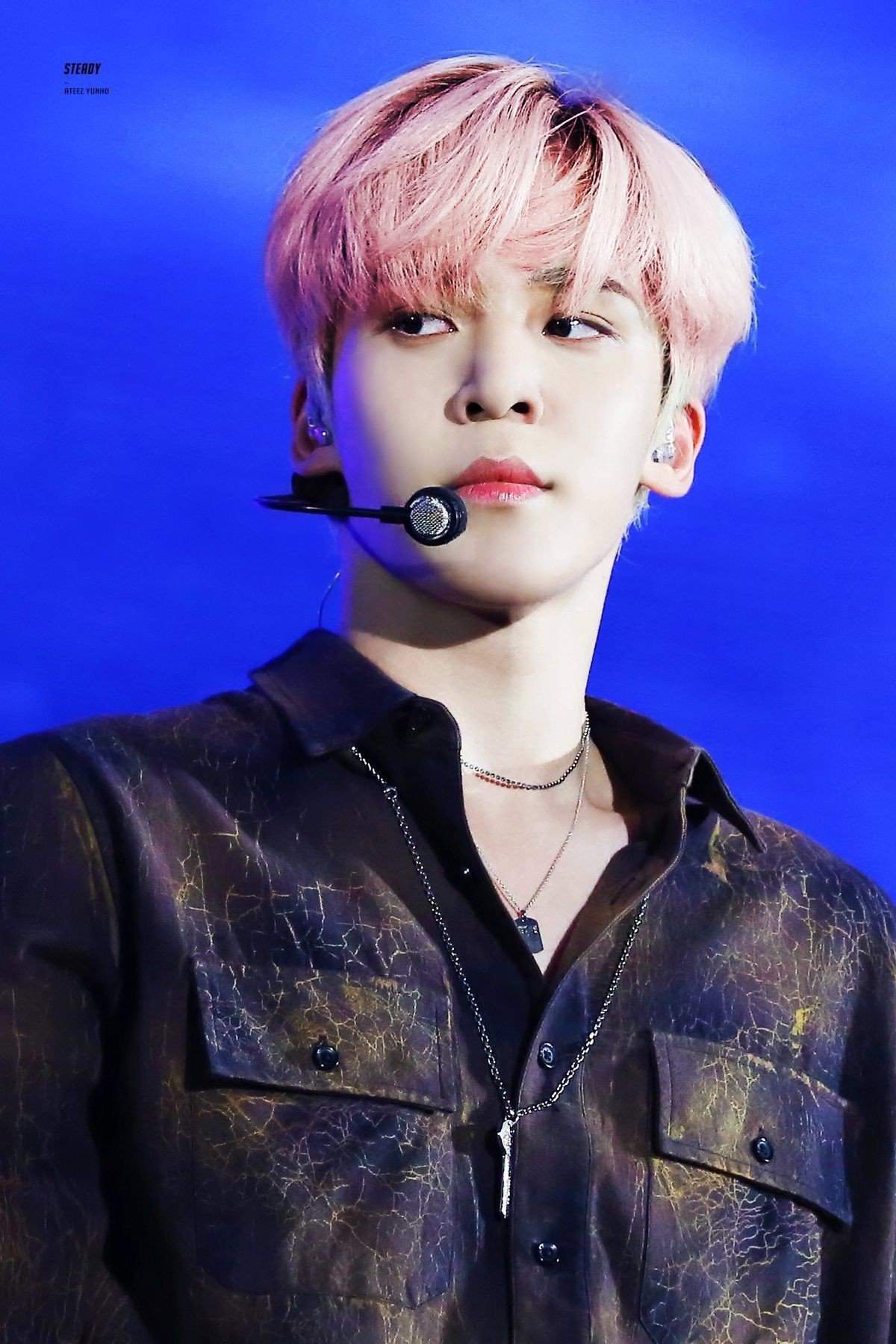 Yunho in pink 💕🌸💕 | ATEEZ AMINO Amino