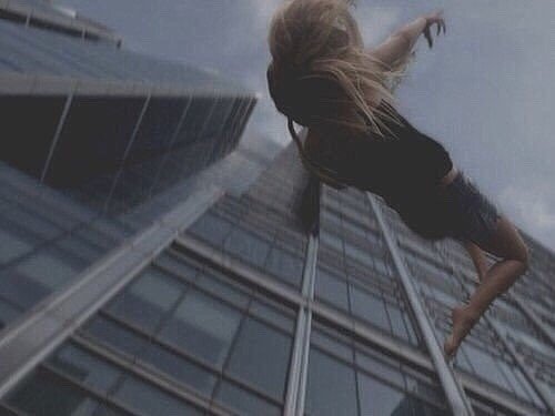 Люди не должны умирать. Девушка хочет прыгнуть с крыши. Девушка прыгает с крыши. Девушка подающая с крыши.