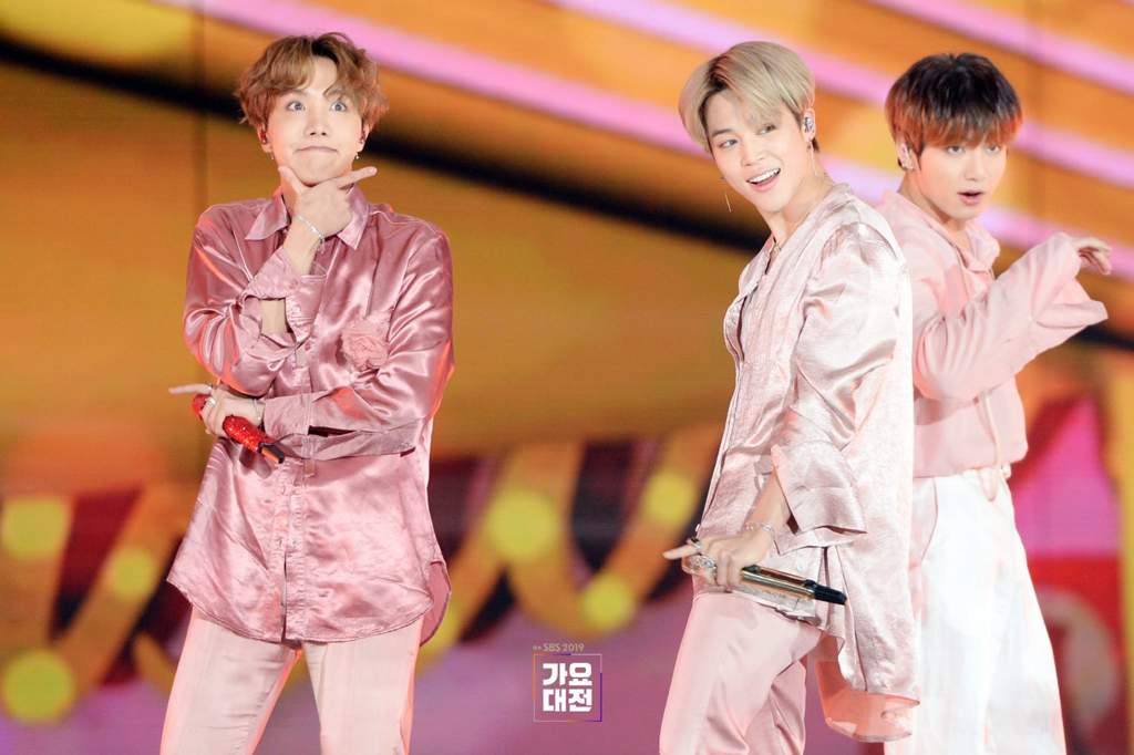 [ÁLBUM] BTS No SBS Gayo Daejeon 2019 Part 1. | ARMY-BR Amino