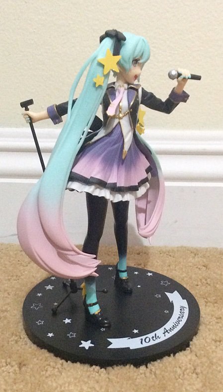 miku hatsune figurine