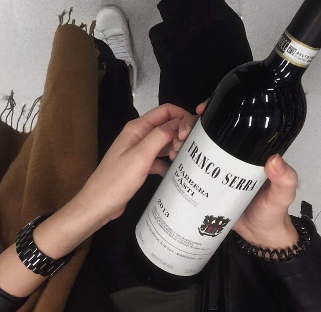 Бутылка вина в руке