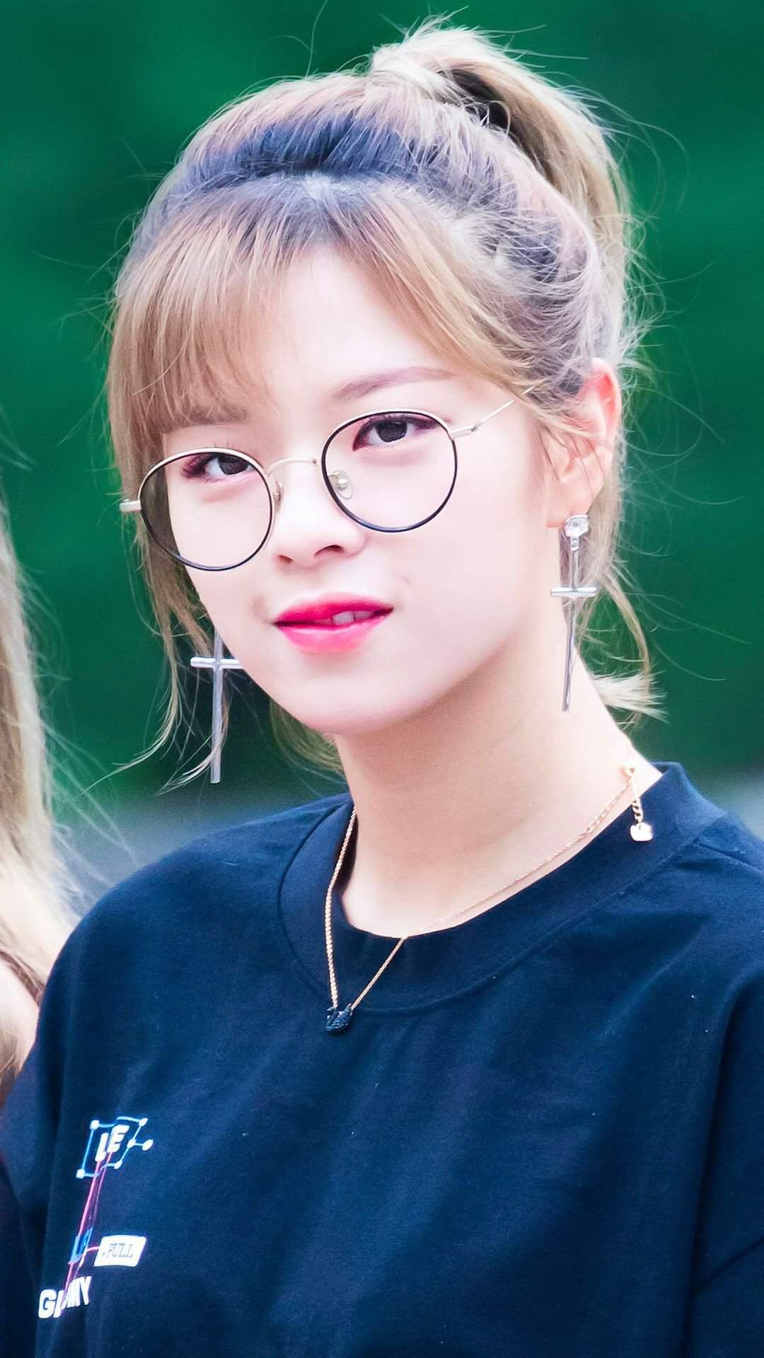 Día #1 jeongyeon con lentes 😍 | •Twice Amino• Amino