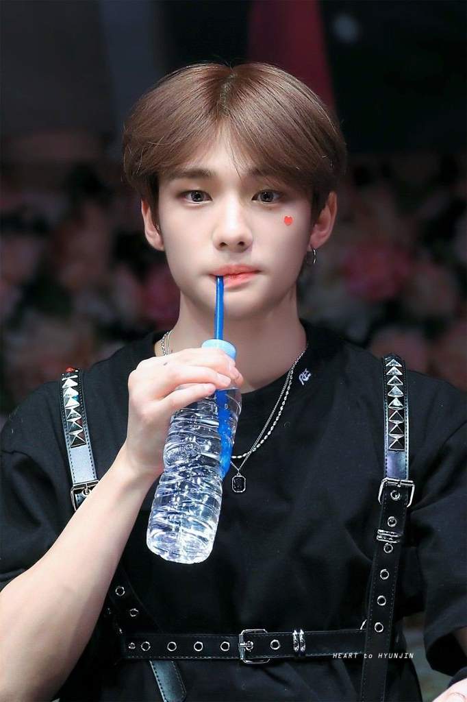 DÍA 23: Bias bebiendo💙 | •Stray Kids• Amino