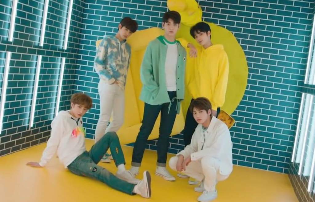 txt crown stage outfit