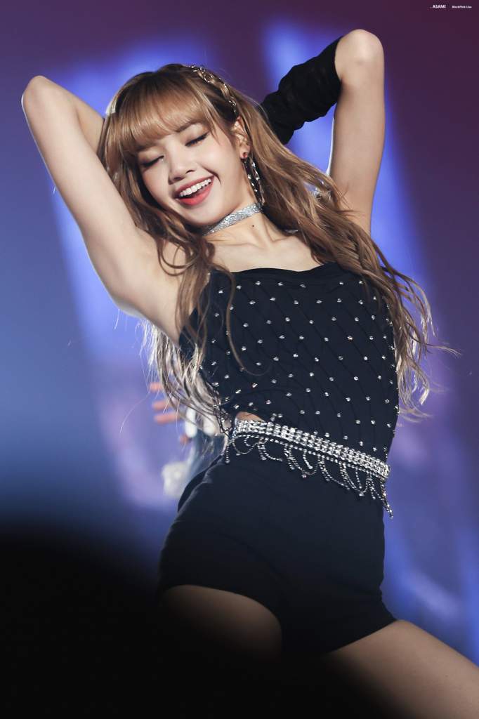 Dia 28: Lisa en el escenario | •BLACKPINK• Amino