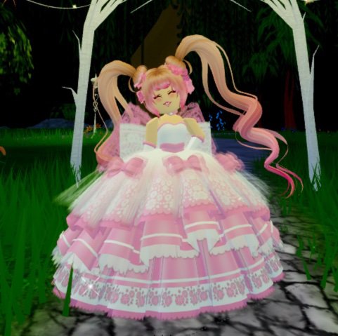 Miss Lady Rose | Wiki | Royale High 🏰 Amino Amino