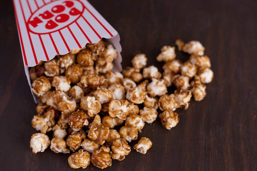 Карамель для попкорна. Popcorn Карамельный. Попкорн шоколадный. Коричневый попкорн. Попкорн в шоколаде.