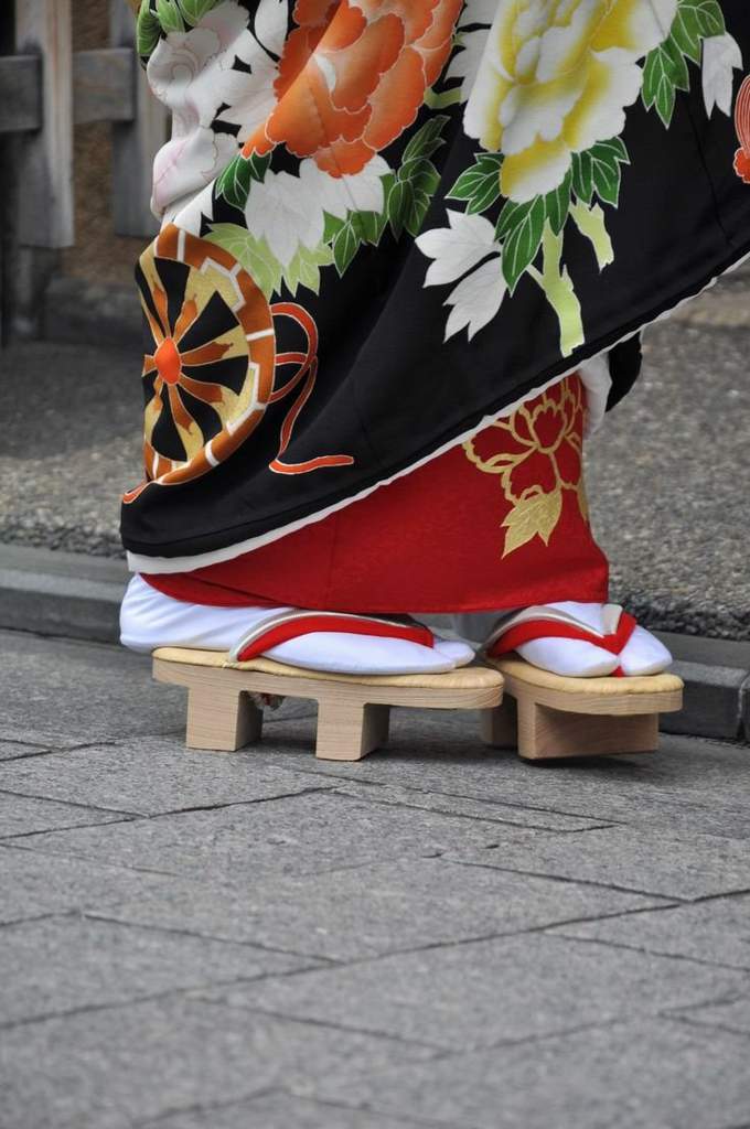 Японские туфли на деревянной платформе как называются