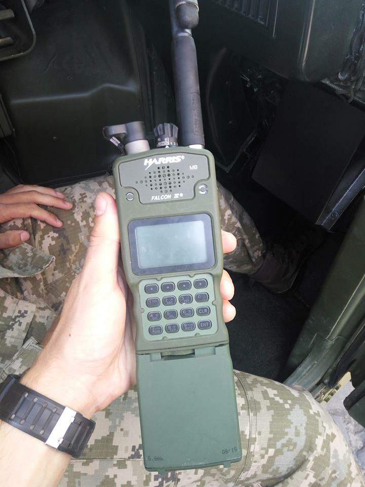 Телефоны на военной 1 1. Армейский спутниковый телефон. Военный телефон. Радиостанция мобильная Военная. Спутниковая рация.