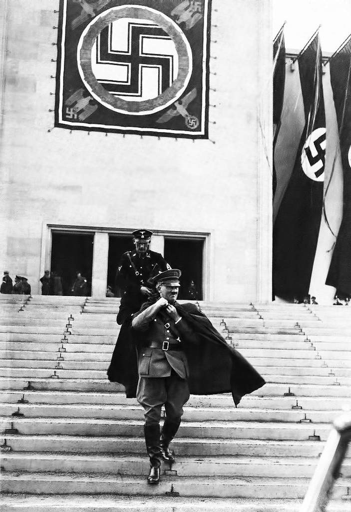 Адольф Гитлер в плаще.