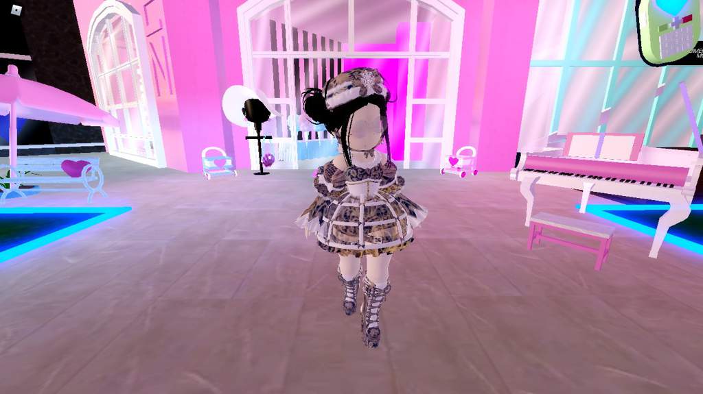 Outfit Ideas pt.1 (Expensive) | Royale🎀High Amino