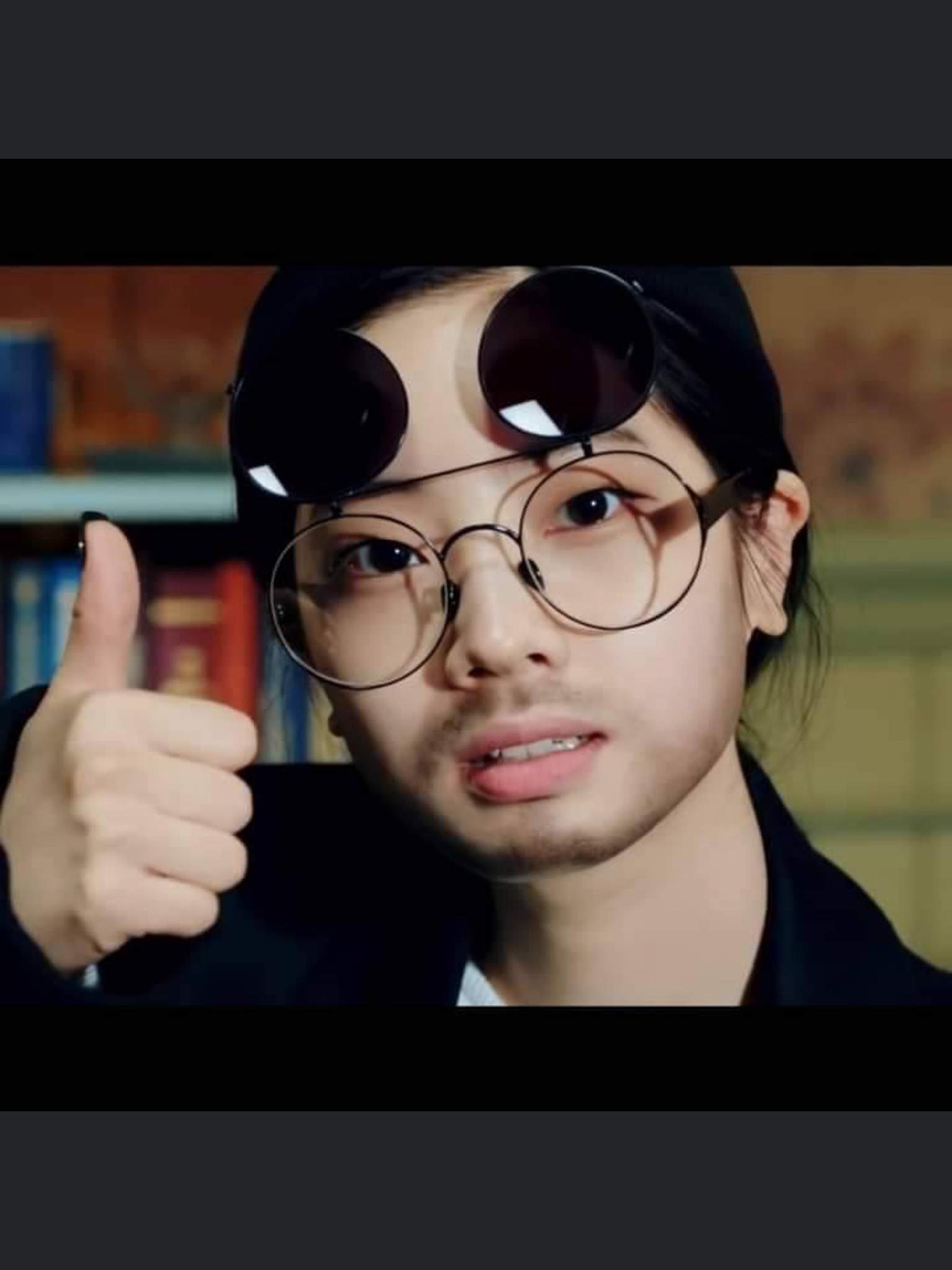 Kim Dahyun with glasses really hits different..... | Twice (트와이스)ㅤ Amino