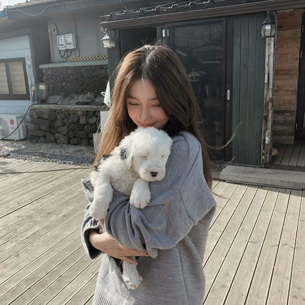Кореянка с собакой