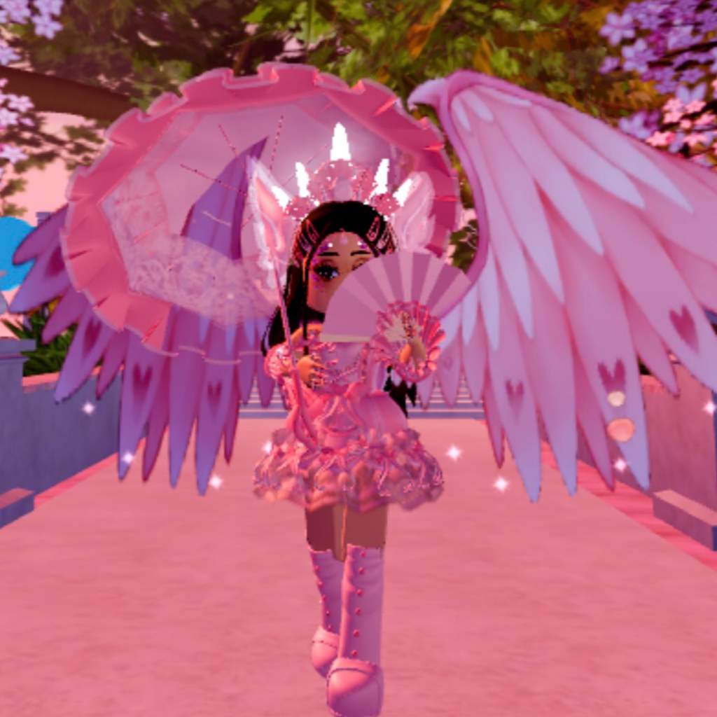 Here are the outfits i made with my new wings! | Royal-High Amino