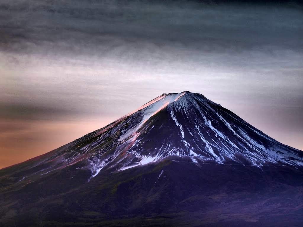 Кракатау ключевская сопка фудзияма этна. Гора-вулкан Фудзияма. Вулкан Фудзияма в Японии. Гора Фудзи это вулкан. Священная гора Фудзияма.