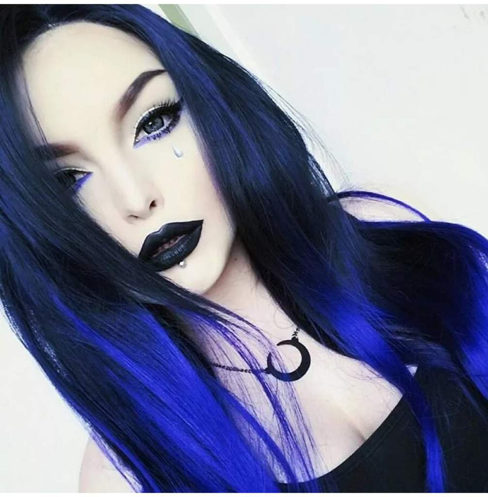 Черно синие волосы девушки